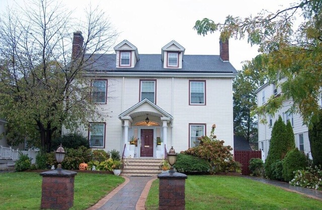 Stunning 5 BdRm/3 Bth Home near EWR Airport , Mins. from Times Square & Shopping