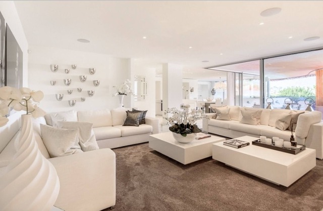 Stunning 5 bedroom Apartment, best location with swimming pool, Marina front