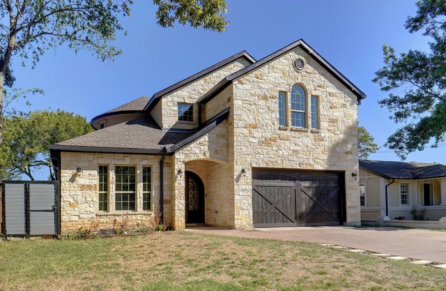 Stunning 5br 4ba with game room near DFW and LOVE Field