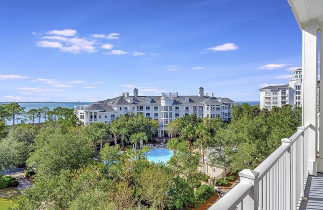 Stunning Bay Views on the 6th Floor: Two bedroom with Fully Equipped Kitchen, Sleeper Sofa at Sandestin Golf and Beach Resort!