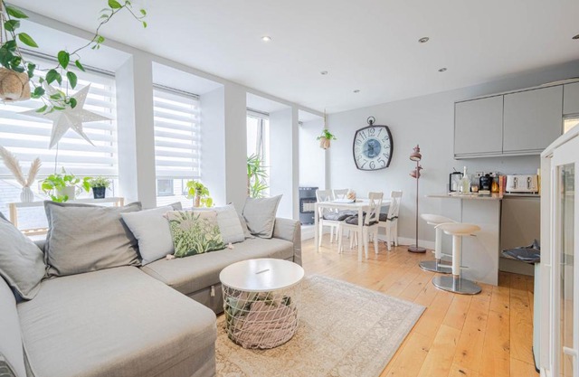 Stunning Bright Two Bedroom Apartment In Southbourne