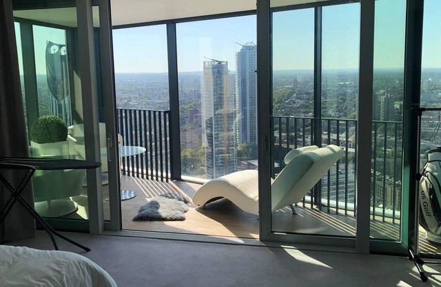 Stunning City Penthouse With 360 - Skyline View