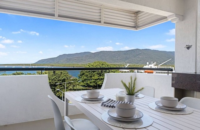 STUNNING COSTAL 3 BEDROOM APARTMENT IN CAIRNS CBD