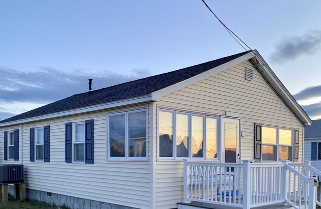 Stunning Cottage in Hampton Beach – Harborview with Breathtaking Scenic Views!