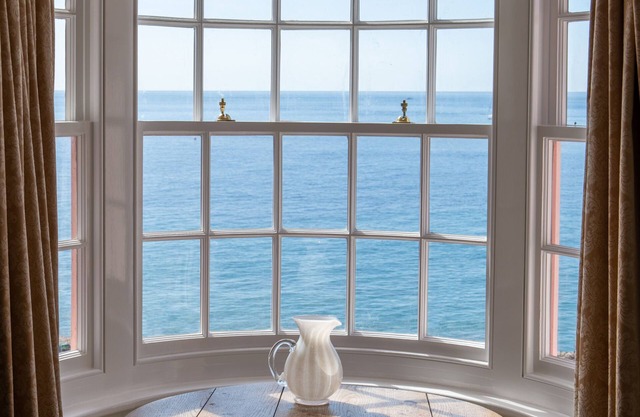 Stunning cottage on Lyme Regis' seafront - magnificent ocean views. Sleeps 2+