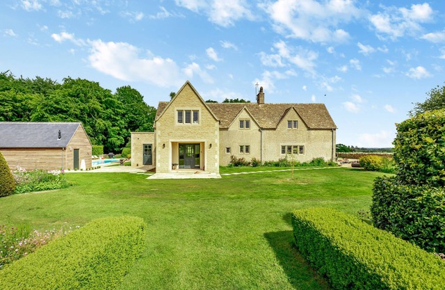 Stunning country house with a swimming pool in the Cotswolds - Keepers House