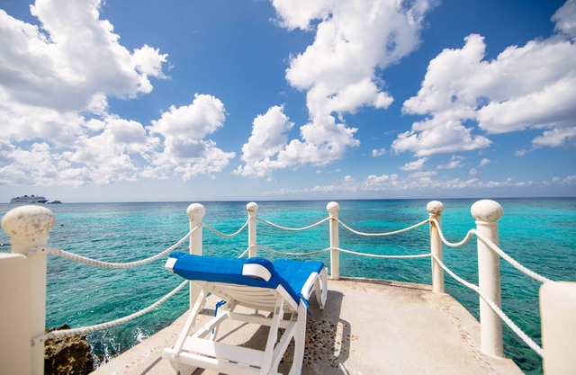Stunning Decorated Condo Rare Ocean Setting Snorkling paradise No Coast Private