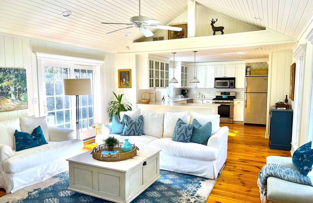 Stunning designer cottage just 2 blks to private beach.! Sleeps 8.