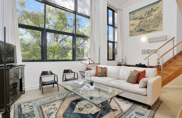 Stunning executive apartment with fast free wifi in central location with leafy outlook