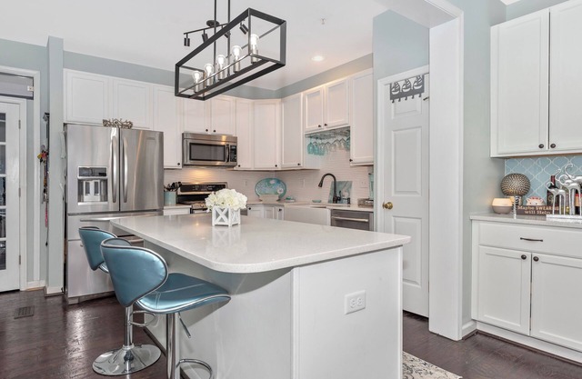 Stunning Executive Style Suite with Queen & Twin bed