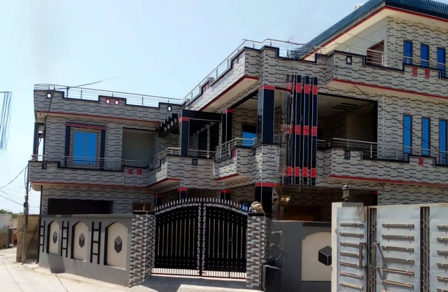 Stunning Family, Mirpur House
