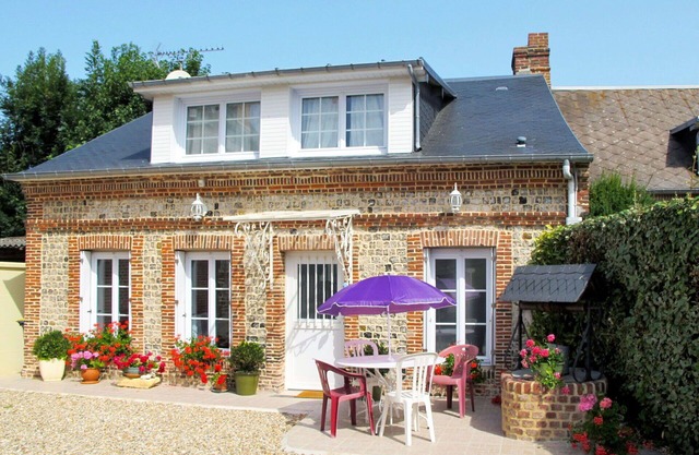 Stunning private villa for 4 guests with TV