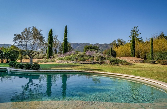 Stunning grand house for 16, views of the Luberon, heated pool, air conditioning