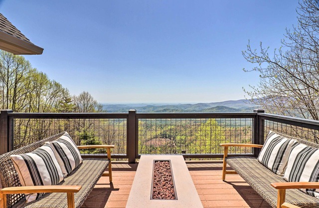 Stunning Highlands Escape w/Fireplace & Game Room
