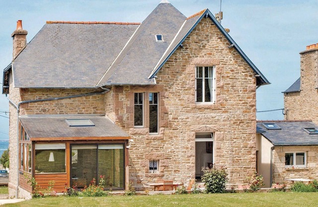 Stunning home in Tredrez-Locquemeau