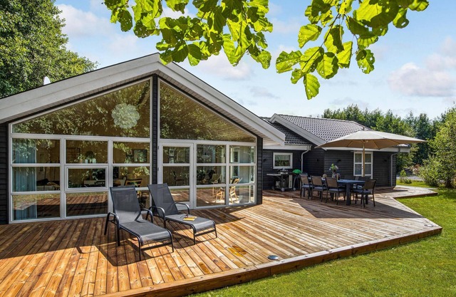 Stunning home in Aakirkeby with WiFi