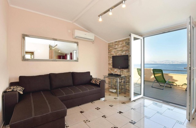 Stunning home in Rogac with WiFi