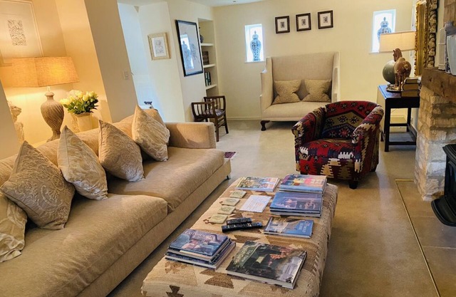 Stunning Interior Designed 2 bedroom House in the center of Chipping Campden