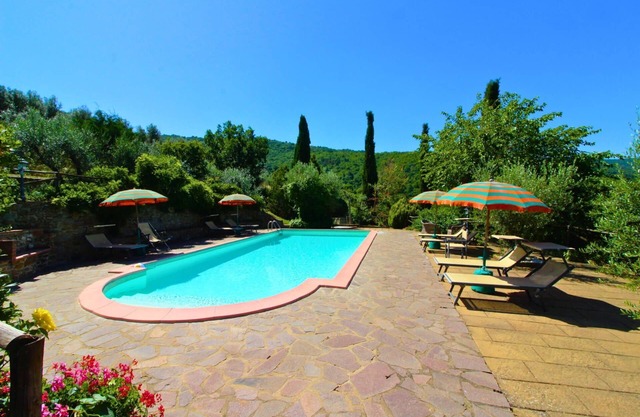 Stunning private villa for 4 people with private pool, WIFI, A/C, TV and parking, close to Cortona