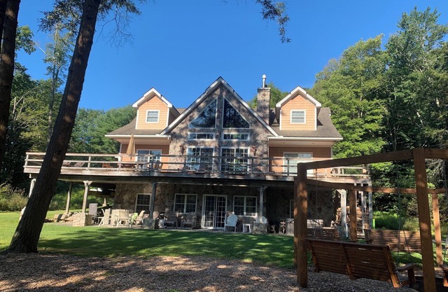 Stunning Lake Front Home, Near Ski Slopes, Fireplace, Hot Tub, Firepit, Boats
