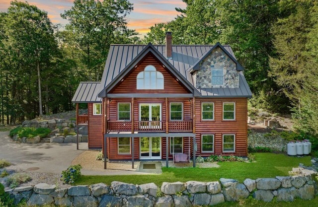 Stunning Lake Views + Fall Colors @ Gunstock - 4 BR Sleeps 10, Dog-Friendly Home