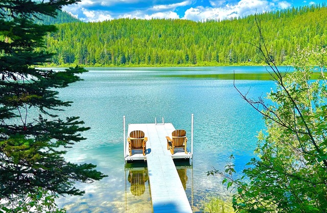 Stunning Lakefront Lodge-12 miles to Glacier. Private dock & game room