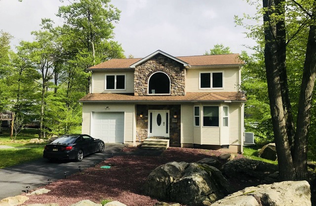STUNNING LAKEFRONT HOUSE POCONO - SLEEP 11, WIFI, NETFLIX, LAKE ACCESS + BOAT