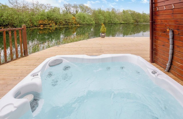 Stunning lodge built over the edge of the lake.