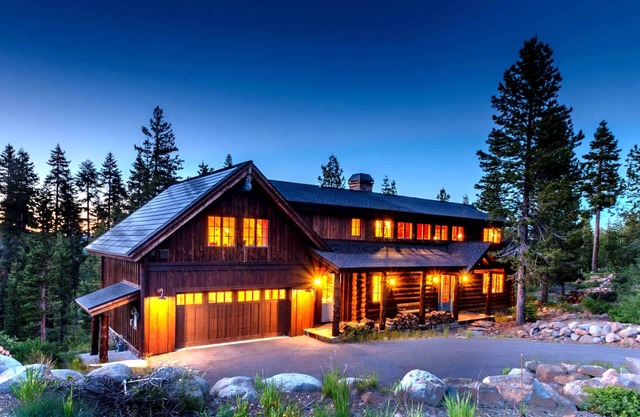 STUNNING LOG HOUSE & A COOK'S PARADISE!