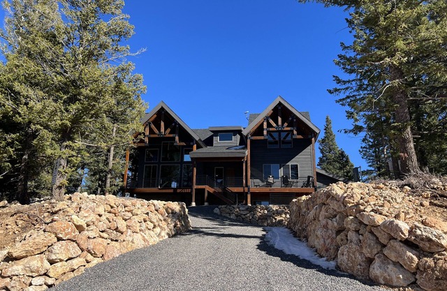 Stunning Luxury Executive Style Cabin 7 BR 4.5 BA Hi Speed Wi-Fi