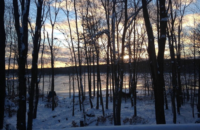 Stunning Luxury LAKEFRONT – Hot Tub, Dock, Sunsets, Sauna – Minutes to Skiing
