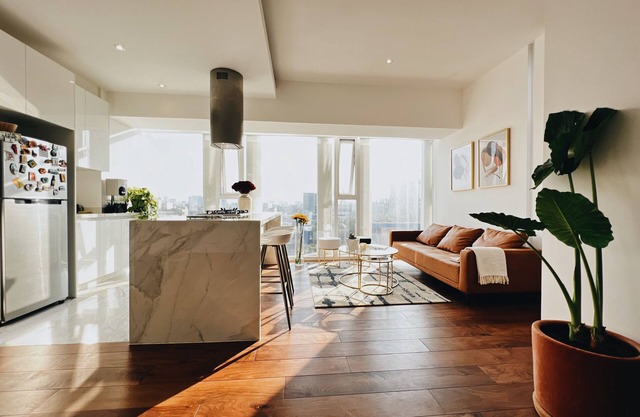 Stunning luxury apt w/breathtaking 360º city views, rooftops, pool, gym, sauna