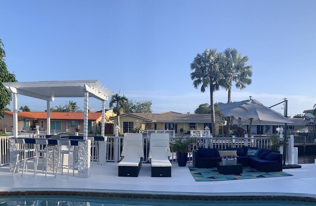 Stunning Luxury Villa 5bd/3ba CanalFront