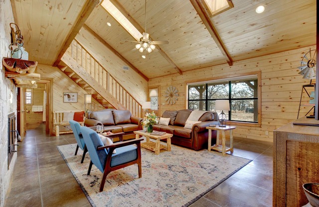 Stunning Luxury Log Cabin Near Town - Wheelchair Accessible!