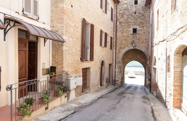 Stunning medieval vllage townhouse close to Perugia