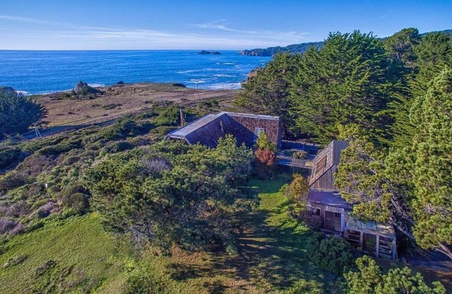 Stunning Mendocino coastal retreat