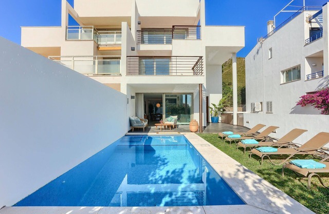 Stunning modern villa, 2 mins from beach