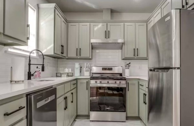 Stunning Modern Home just minutes from Brick-town and downtown area of OKC!