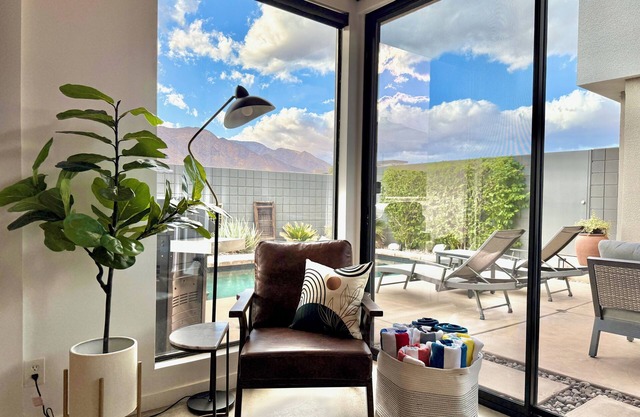 Stunning mountain-view 2-bedroom town home in central Palm Springs