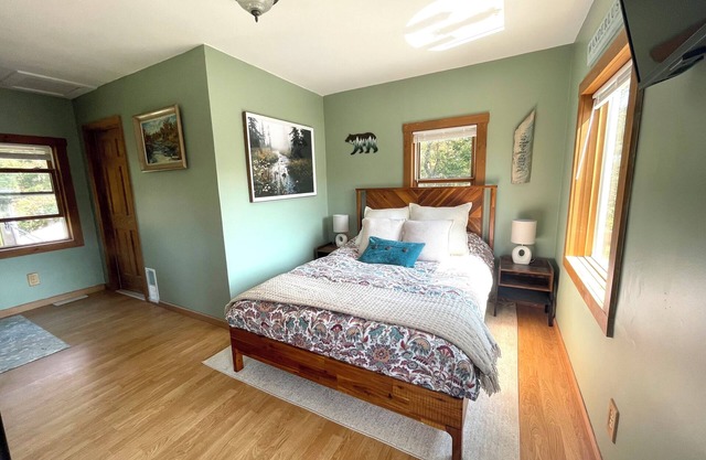 Stunning Mountain View Guest Suite with Private Entry and Balcony. No Kitchen