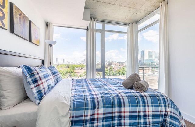 Stunning New 1BR Suite in Trendy Queen West!