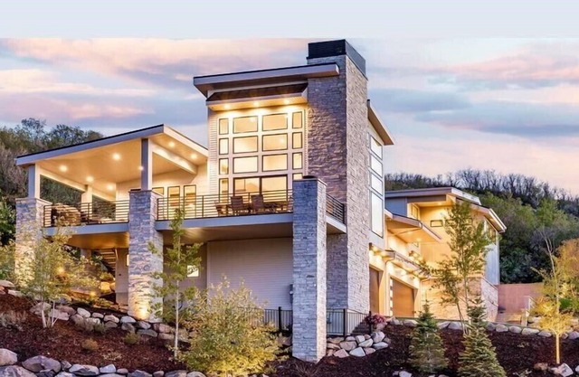 Stunning new construction, easy access to Deer Valley, Park City Resorts. Private hot tub