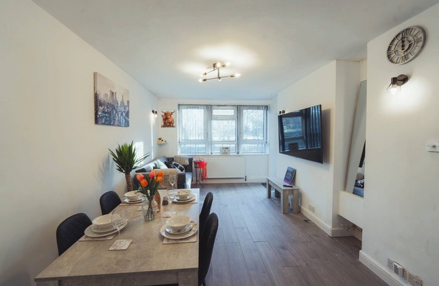 Stunning one bed apartment over looking Battersea Park with balcony.