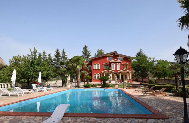 Stunning private villa with WIFI, private pool, hot tub, patio, pets allowed and panoramic view