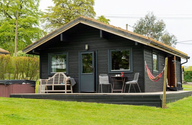 Stunning private villa with hot tub, WIFI, TV, terrace, pets allowed and panoramic view