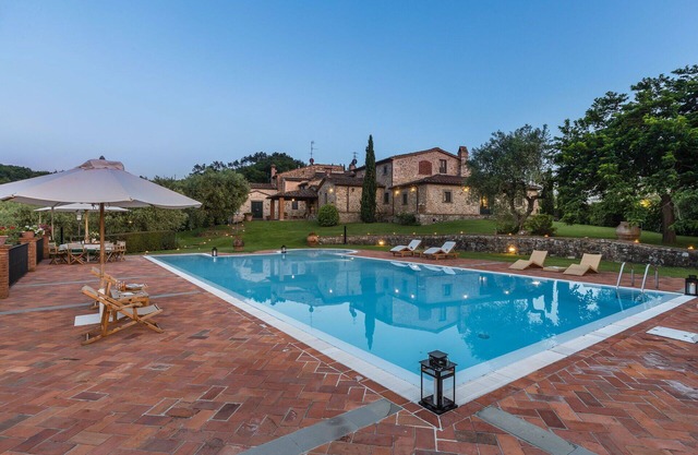 Stunning private villa with hot tub, WIFI, private pool, A/C, TV, panoramic view and parking