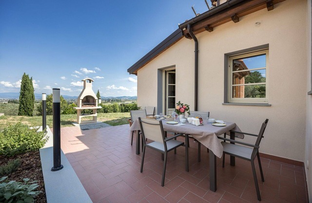 Stunning private villa with A/C, WIFI, pets allowed and panoramic view, close to Florence