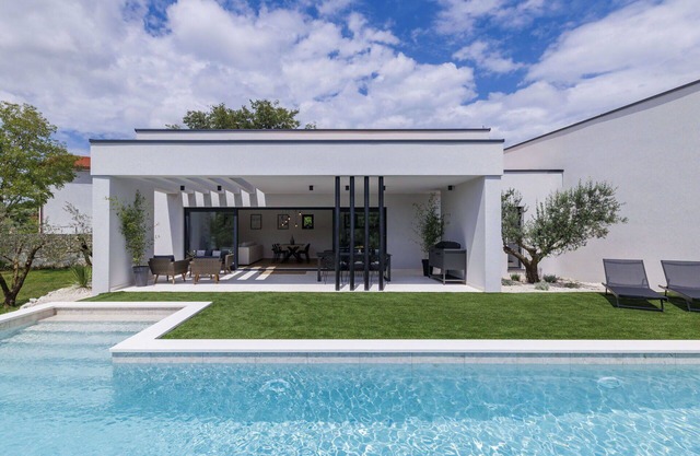 Stunning private villa for 6 guests with WIFI, hot tub, A/C, private pool, TV and terrace