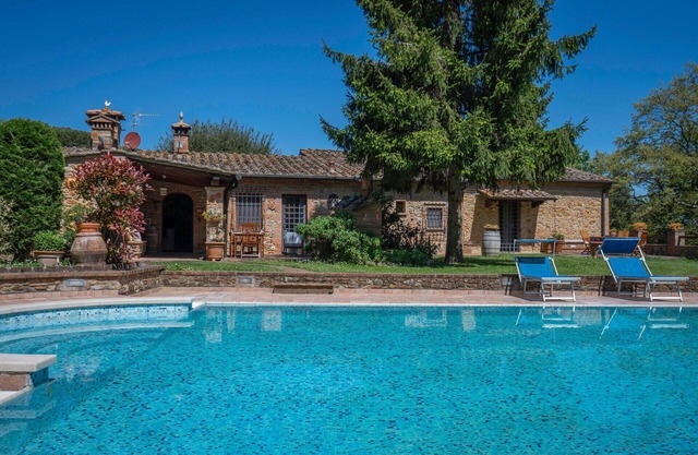 Stunning private villa with A/C, private pool, WIFI, TV, terrace, parking, close to San Gimignano
