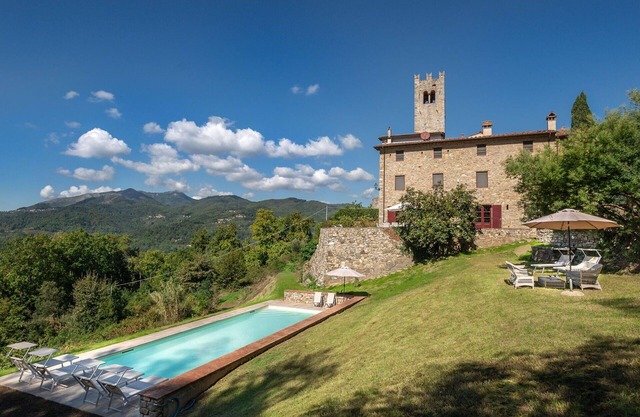 Stunning private villa with private pool, WIFI, TV, patio and panoramic view, close to Lucca